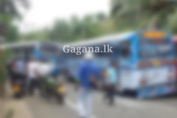 බස් දෙකක් තරඟෙට රේස් ගිහින් එකිනෙක ගැටෙයි - තුවාල ලැබූවන් වහාම රෝහල්ගත කෙරෙයි.. කෝප වූ පිරිස් රියදුරුට පහර දෙයි..