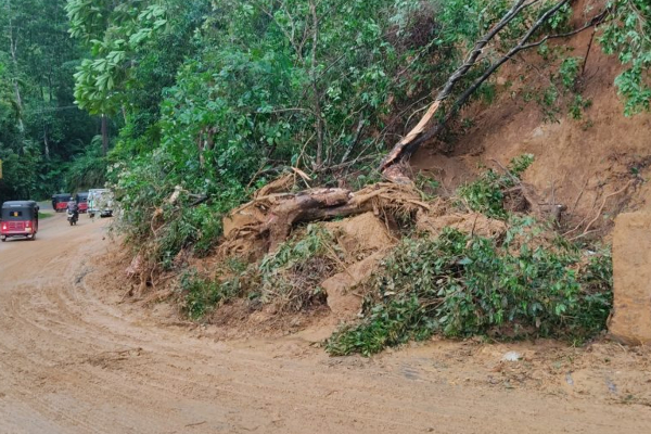 විදුලි බිඳ වැටීම්, ගංවතුර,නායයෑම් වලින් ජනතාවට දැඩි බලපෑම් (VIDEO)(PHOTOS) | Critical Weather Condition In Sri Lanka