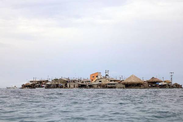 பூமியில் மிகவும் நெரிசலான இடம்... பொலிசாருக்கும் வாகனங்களும் தடை | Most Crowded Place On Earth Everyone Related