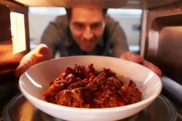 உணவே விஷமாகும் அபாயம்! இந்த உணவுகளை மீண்டும் சூடுபடுத்தி சாப்பிடுவதால் என்ன நடக்கும் தெரியுமா?