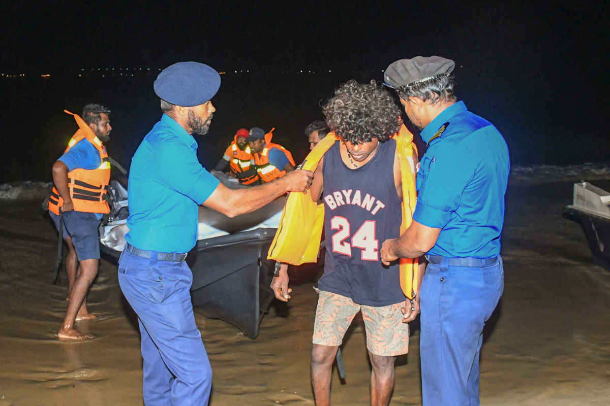 நடு கடலில் ஆபத்தில் சிக்கிய மீனவர் ; இலங்கை கடற்படையினரால் காப்பற்றப்பட்ட உயிர் | Sri Lanka Navy Rescues Fisherman At Sea நடு கடலில் ஆபத்தில் சிக்கிய மீனவர் ; இலங்கை கடற்படையினரால் காப்பற்றப்பட்ட உயிர் | Sri Lanka Navy Rescues Fisherman At Sea