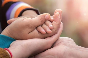 இலங்கையில் குழந்தை ஒன்றுக்கு சண்டையிடும் இரு குடும்பம்!