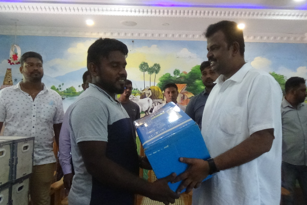 வவுனியாவில் நாடாளுமன்ற உறுப்பினரால் வழங்கப்பட்ட வாழ்வாதார உதவித்திட்டம் (Photos) | Livelihood Assistance Member Parliament Vavuniya
