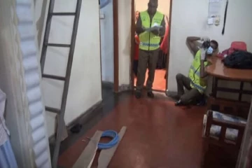 தந்தையின் உடலின் கீழ் நசுங்கிய 3 வயது சிறுவன் பலி