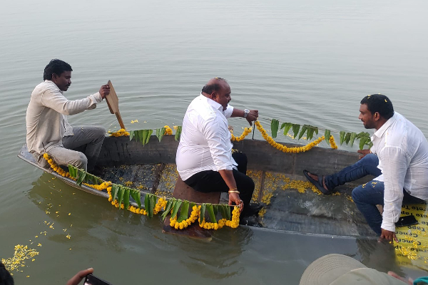 திடீரென ஆற்றில் கவிழ்ந்த படகு - நூலிழையில் உயிர் தப்பிய அமைச்சர்! | Telangana Minister Slipped Into The River திடீரென ஆற்றில் கவிழ்ந்த படகு - நூலிழையில் உயிர் தப்பிய அமைச்சர்! | Telangana Minister Slipped Into The River