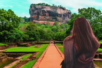 இலங்கையின் முக்கிய சுற்றுலா தளமொன்றில் இளம் பெண் செய்த மோசமான செயல்