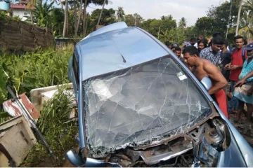 இன்று காலை பயங்கரம் : சுற்றுலா பயணி சென்ற கார் தொடருந்துடன் மோதி கோர விபத்து