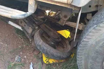 யாழில் மோட்டார் சைக்கிள்களை மோதித் தள்ளிய பட்டா ரக வாகனம்!