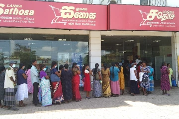 அரிசிக்கு வரிசையில் நிற்கும் நிலை ஏற்பட்டுள்ளது: மக்கள் கவலை (Photos)