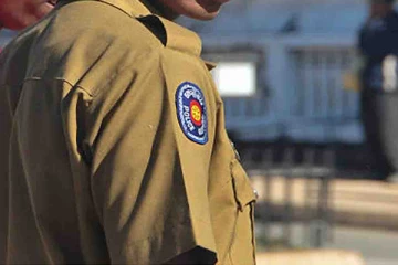 மகளின் பல்லை உடைத்த மாணவனுக்கு முன்னாள் பொலிஸ் அதிகாரி செய்த மோசமான செயல்