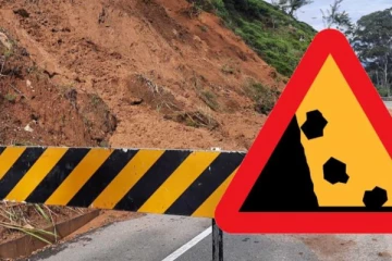 தெனியாய - இரத்தினபுரி பிரதான வீதியில் மண்சரிவு