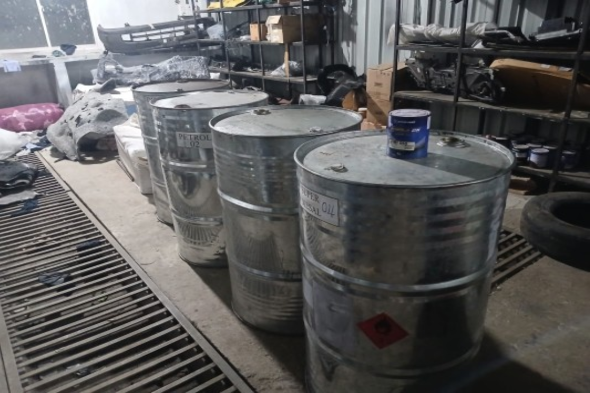 தமிழர் பகுதியொன்றில் பெருமளவு எரிபொருள் மீட்பு | Large Fuel Recovery In Tamil Region