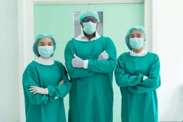 மருத்துவர்கள் அறுவை சிகிச்சையின் போது பச்சை நிற உடைகளை ஏன் அணிகிறார்கள் தெரியுமா?