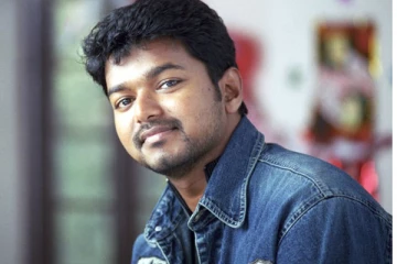 தன் வீட்டு முகவரியையே ரோட்டில் இருந்த மக்களிடம் கேட்ட விஜய்- ஹெல்மெட் மாட்டிக் கொண்டு சுற்றிய தளபதி, அறிய வீடியோ