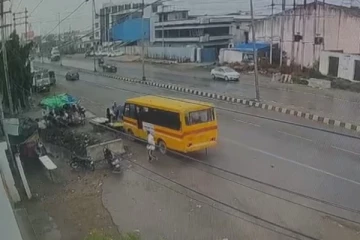 6 பெண்கள் மீது கட்டுப்பாட்டை இழந்து பாய்ந்த பேருந்து: அதிர்ச்சியூட்டும் CCTV காட்சி