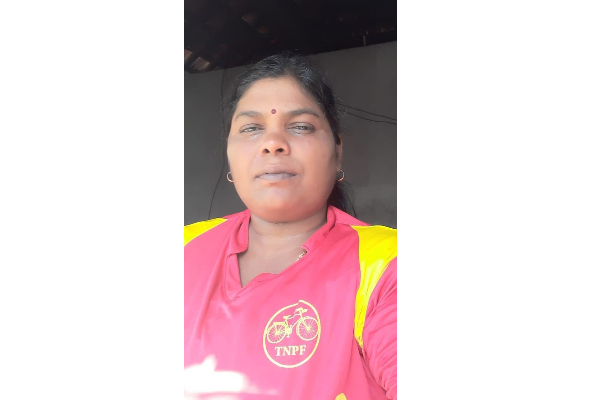 நிவாரண மோசடியில் ஈடுபட்ட பெண் ஒருவரை கடுமையாகத் தாக்கிய பொதுமக்கள்! மேலும் சிலருக்கு எச்சரிக்கை | The Public Who Severely Beat A Woman Attrack நிவாரண மோசடியில் ஈடுபட்ட பெண் ஒருவரை கடுமையாகத் தாக்கிய பொதுமக்கள்! மேலும் சிலருக்கு எச்சரிக்கை | The Public Who Severely Beat A Woman Attrack
