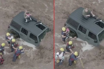 வெள்ளத்தில் சிக்கிய கார்; தத்தளித்த குழந்தைகள்!