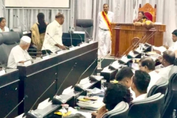 யாழ் மாநகர முதல்வருக்கு எதிர்ப்பு ; கிழித்தெறியப்பட்ட பிரேரணை