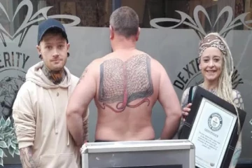 உடலில் தனது மகளின் பெயரை 667 முறை பச்சை குத்திய நபர்