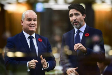 ட்ரூடோ மீது  கல் வீச்சு;  கனடா தேர்தலில் வெற்றி யாருக்கு?