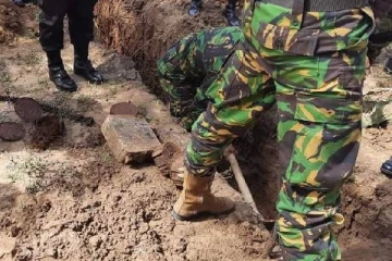 கிளிநொச்சியில் பெருமளவு ஆயுதங்கள்! முற்றுகையிட்ட படையினர்