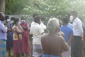 வவுனியாவில் ஆடைத்தொழிற்சாலைக்கு சென்றவர்களை தடுத்து நிறுத்திய  மக்கள்