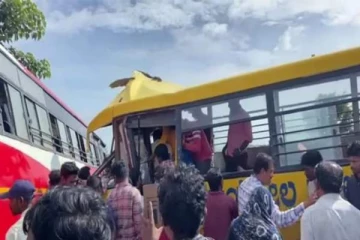 பேருந்து மீது மோதிய பாடசாலை வாகனம்! மாணவர்கள் இருவர் பலி, 40 பேர் காயம்