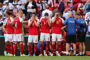 திடீரென மைதானத்தில் மயங்கி வீழ்ந்த வீரர்! யூரோ கிண்ண கால்பந்தாட்ட போட்டி நிறுத்தம்