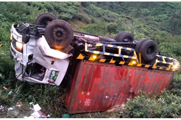 வீதியைவிட்டு விலகி  விபத்தில் சிக்கிய கனரக வாகனம் (Photos) | This Morning S Accident