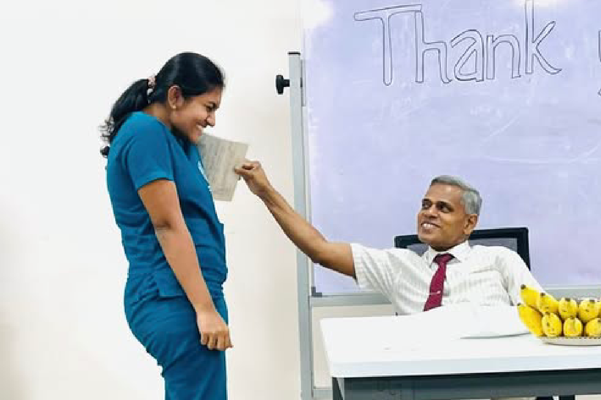 මාව අම්මගේ බඩෙන් එළියට ගත්තේ එයාමයි කියලා දැනගත්ත ඒ මොහොත මට කවදාවත් අමතක වෙන්නේ නැහැ - දෛවය පවා පුදුම කළ හමුවීමක් | Doctor Meets Baby He Delivered 27 Years Ago