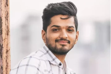 ஹீரோ போல் இருக்கும் இவர் யாருடைய மகன் தெரியுமா?