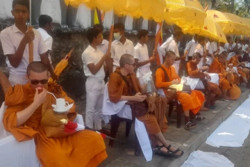 தாய்லாந்து துறவிகளின் இரண்டாம் நாள் பாதயாத்திரை (Photos)