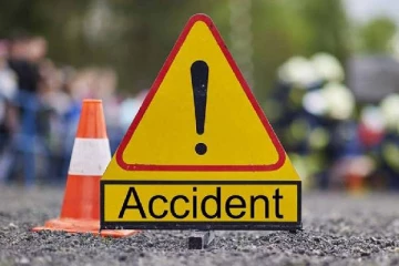 யாழில் மின்கம்பத்தில் மோதி விபத்துக்குள்ளான வாகனம்