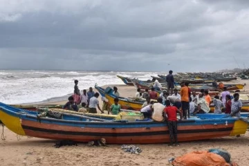 நாட்டின் இரண்டு இடங்களில் 16 இந்திய மீனவர்கள் கைது!