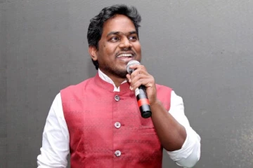 யுவன் ஷங்கர் ராஜாவா இது? 27 வருடங்களுக்கு முன்பு எப்படி இருக்கிறார் பாருங்க