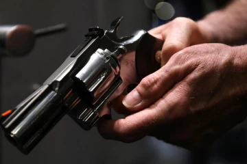 துப்பாக்கிகள், தோட்டாக்கள் தயாரிப்பில் ஈடுபட்ட தந்தை மற்றும் மகன் கைது