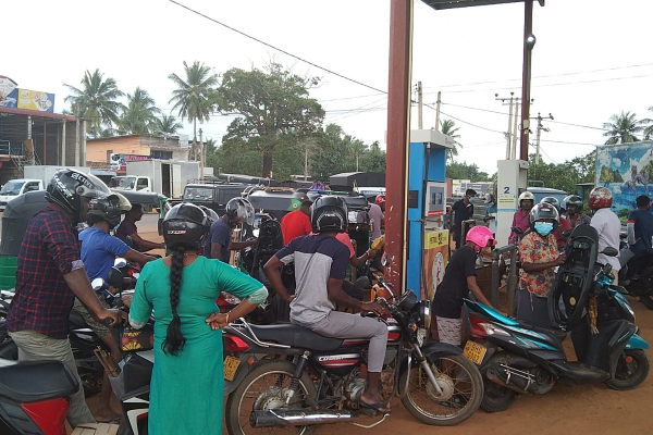 நாட்டில் எரிபொருள் விற்பனை நிலையங்களில் டீசல் தட்டுப்பாடு : பொதுமக்கள் விசனம் (Video) | Petrol Diesel Fuel Vavuniya Kilinochchi