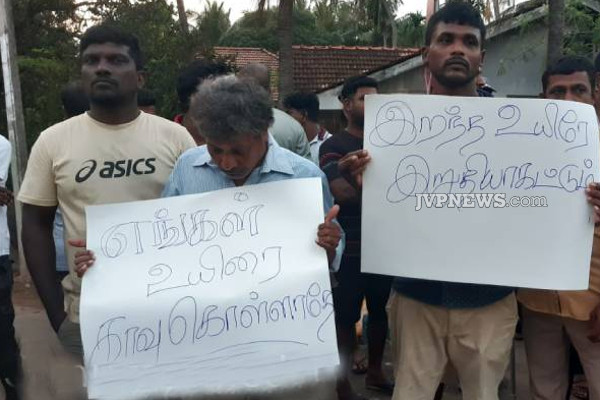 எங்கள் உயிரை காவு கொள்ளாதே! யாழ். இணுவில் விபத்து: போராட்டத்தில் ஈடுபட்ட மக்கள் | Jaffna Inuvil Accident People Protest Block Train
