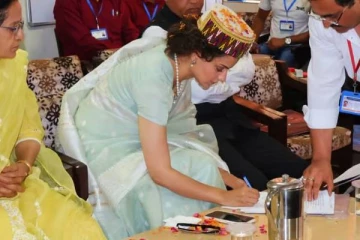 பாலிவுட்டில் வெற்றி..அரசியலில் நிச்சயம் வெற்றி பெறுவேன்- வேட்பு மனு தாக்கல் செய்த கங்கனா!