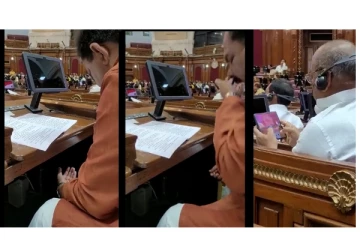 உ.பி. சட்டசபையில் புகையிலை போட்ட பாஜக. எம்.எல்.ஏ. - வைரலாகும் அதிர்ச்சி வீடியோ