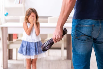 தாயிடமிருந்து பணம் பெற குழந்தையை அடித்துத் துன்புறுத்திய தந்தை கைது