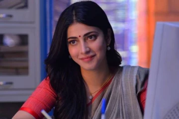 கவர்ச்சி உடையில் மார்க்கமான போஸ் கொடுத்த ஸ்ருதி ஹாசன்!! இதோ புகைப்படம்