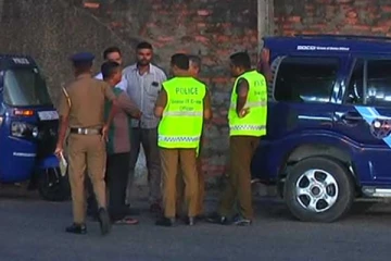 බම්බලපිටිය වෙඩි තැබීමට සුරාබදු නිලධාරීන් 4 ක් අත්අඩංගුවට..!