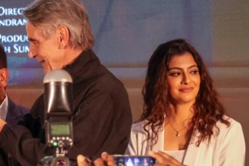 ஹாலிவுட் படத்தில் நடிகை வரலட்சுமி சரத்குமார்.. இப்படி ஒரு கதையா