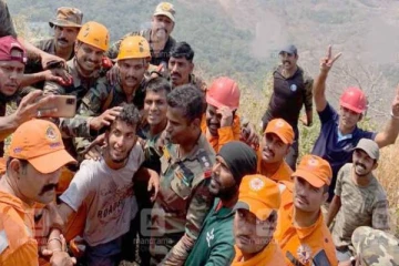 43 மணி நேர போராட்டத்துக்கு பின்.. மலையில் சிக்கிய இளைஞரை மீட்ட ராணுவம்; வைரல் காணொளி