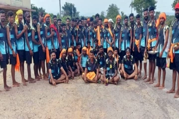 திருமணத்திற்கு பெண் வேண்டி இளைஞர்கள் பாதயாத்திரை: வைரல் புகைப்படங்கள்