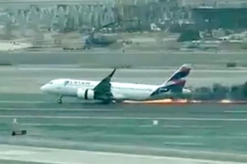 தீயணைப்பு வாகனத்துடன் மோதி விமானம் விபத்து: 2 இருவர் பலி., வெளியான பரபரப்பான காட்சிகள்