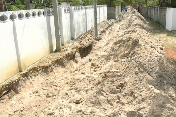தாளையடி நன்னீர் திட்ட அதிகாரிகளுக்கும் பகுதி மக்களுக்கும் இடையே முறுகல் நிலை | Thalaiadi Freshwater Project Officials Residents