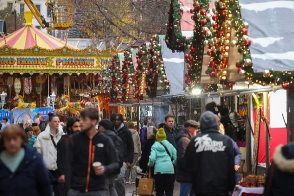 பிரித்தானியாவில் Christmas Market இல் மக்களை அச்சமூட்டிய நால்வர்; பொலிஸார் தேடுதல் நடவடிக்கை | Genuinely Terrifying Christmas Market Families Uk பிரித்தானியாவில் Christmas Market இல் மக்களை அச்சமூட்டிய நால்வர்; பொலிஸார் தேடுதல் நடவடிக்கை | Genuinely Terrifying Christmas Market Families Uk