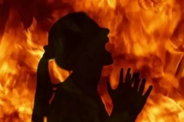 ஆசைக்கு இணங்க மறுத்த மாணவி.. - தலையில் மண்ணெண்ணெய் ஊற்றி எரித்த ஆசிரியர் - அதிர்ச்சி சம்பவம்